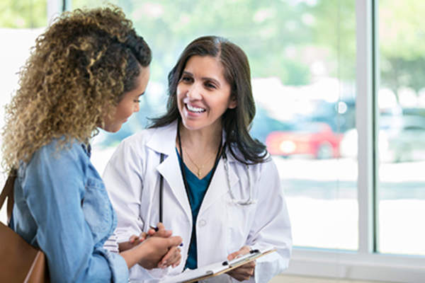 女人讨论节育与她的医生。