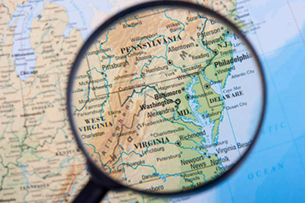 放大镜下的美国东海岸地图。