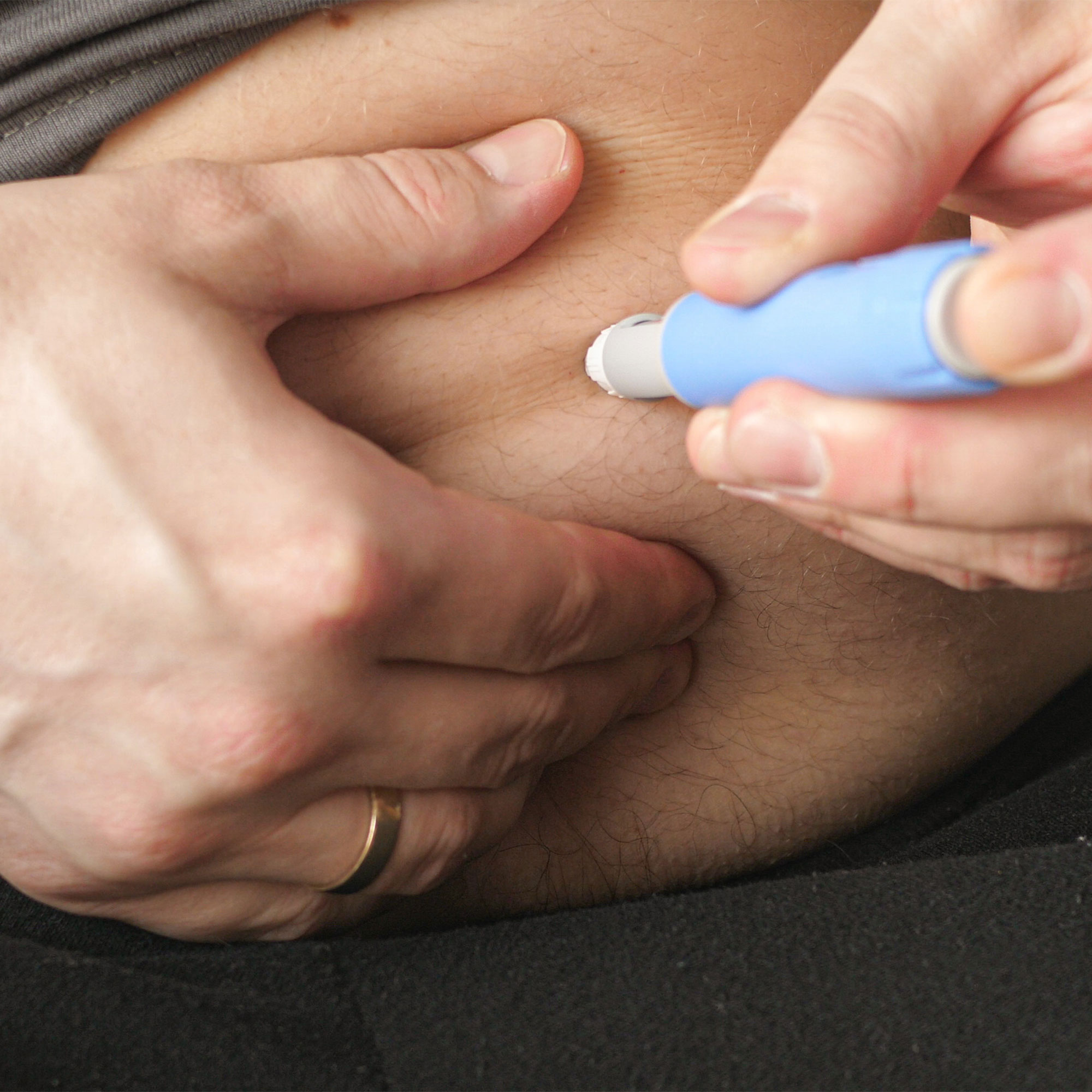 一个人往腹部注射自己的特写