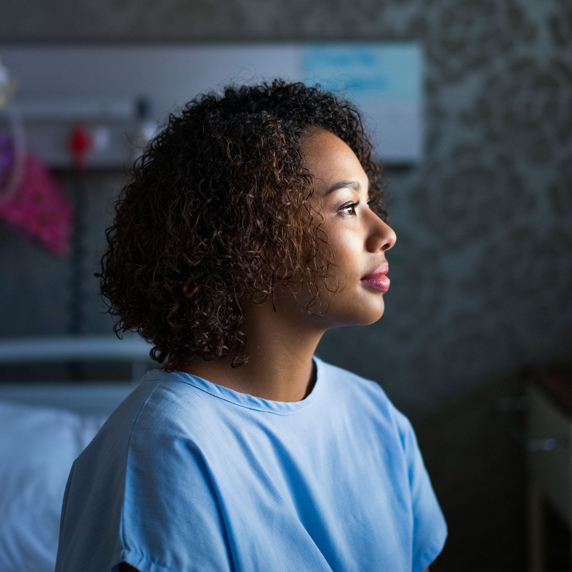 一位年轻的女病人坐在医院的检查室里