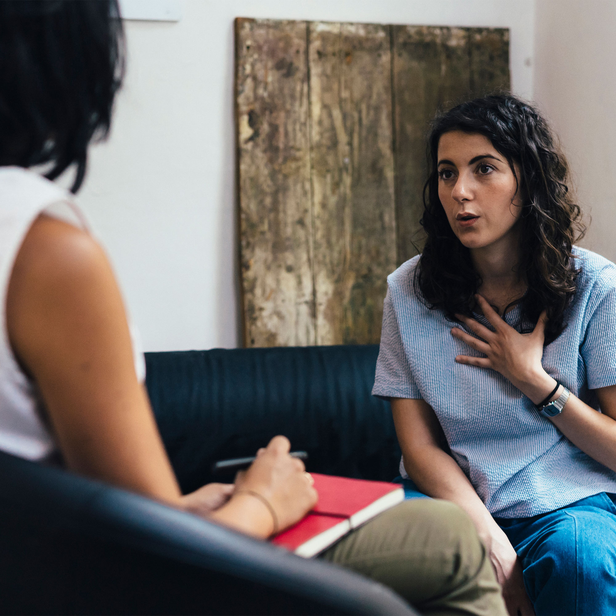 一名妇女在治疗过程中谈话