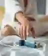 一名妇女伸手拿哮喘吸入器。