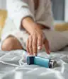 女人伸手去拿哮喘吸入器。