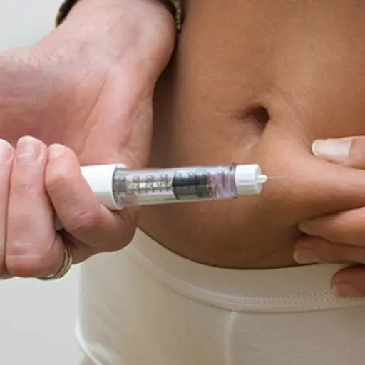 注射药物在胃的妇女。