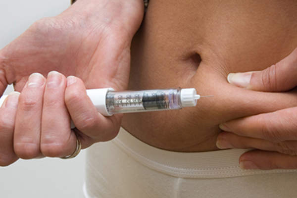 女子注射药物在胃中。