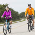 情侣们一起骑自行车保持健康。