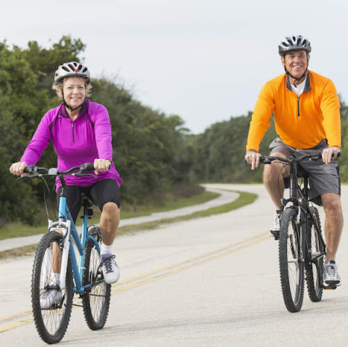 情侣们一起骑自行车来保持健康。