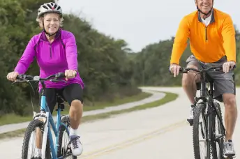 夫妻一起骑自行车可以保持健康。