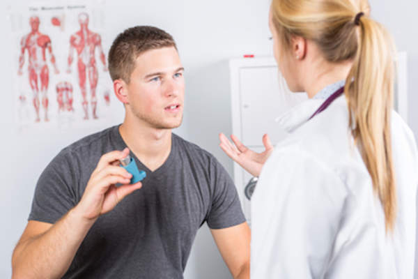 病人和医生谈论吸入器。