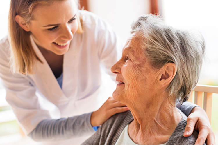 快乐的照顾者与高级的女人。