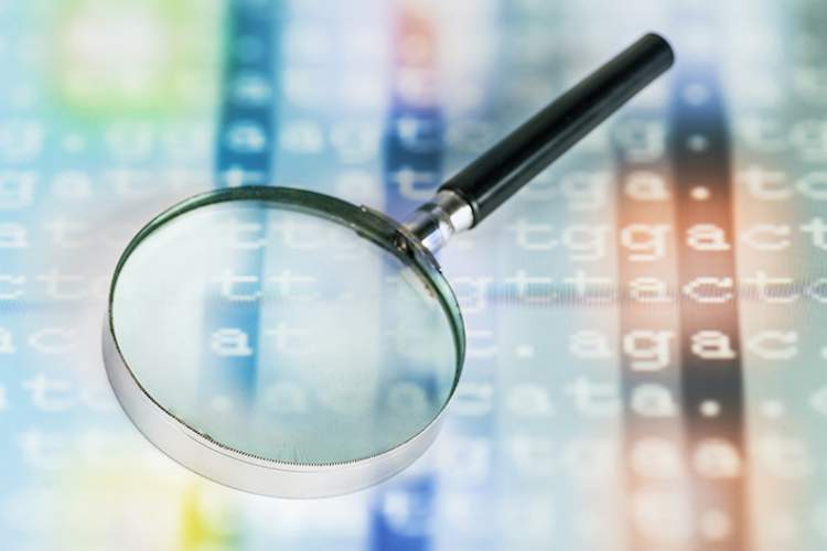 基因序列和放大镜。