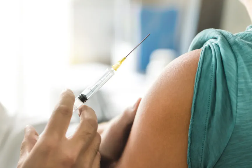 医生或护士用注射器注射HPV疫苗和免疫