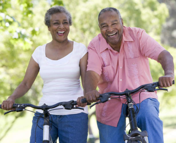 老年夫妇骑自行车