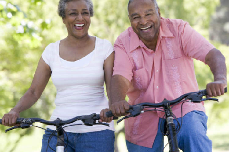 老年夫妇骑自行车