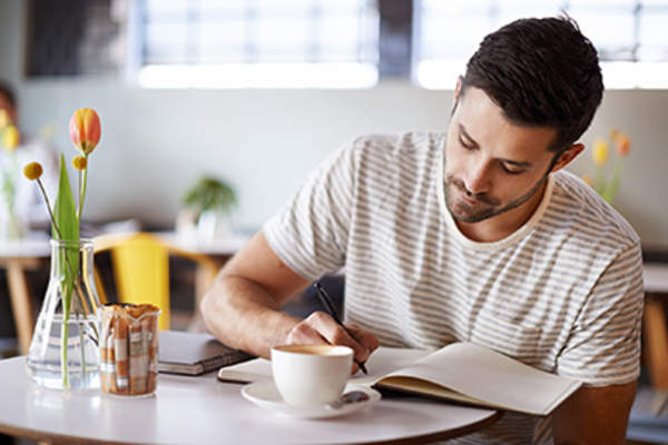 男子写在日记里。