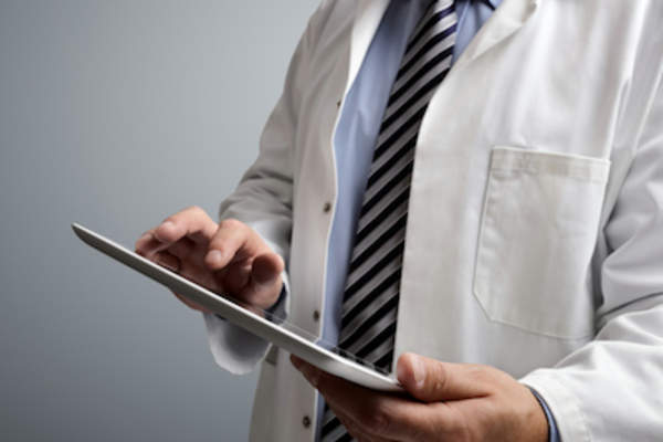 医生在看药片。