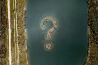 一个问号形状的湖上岛