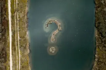 湖上的湖形状的问号