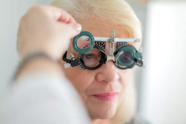 老年妇女正在接受视力检查