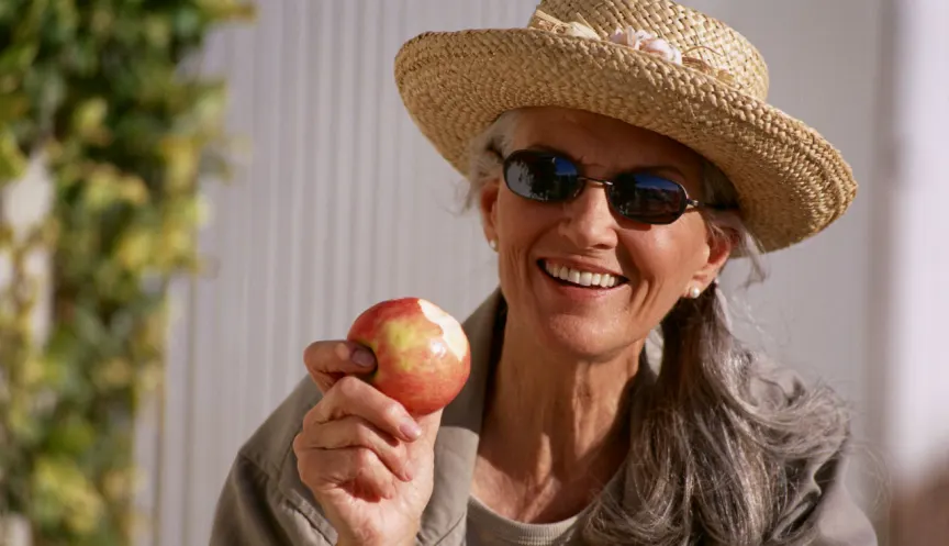 女人喜欢苹果作为高纤维饮食的一部分。