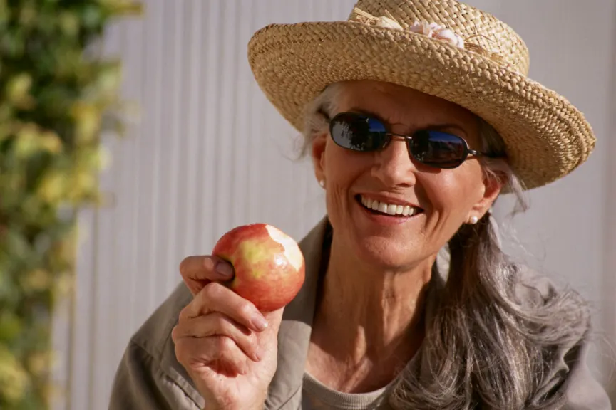 女性喜欢苹果作为高纤维饮食的一部分。
