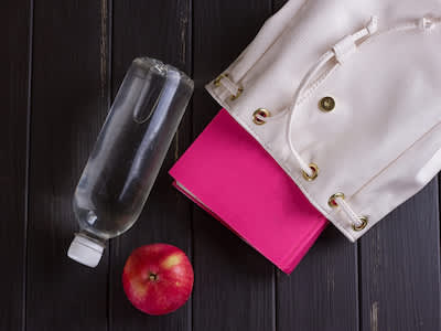 水，苹果，和书袋。