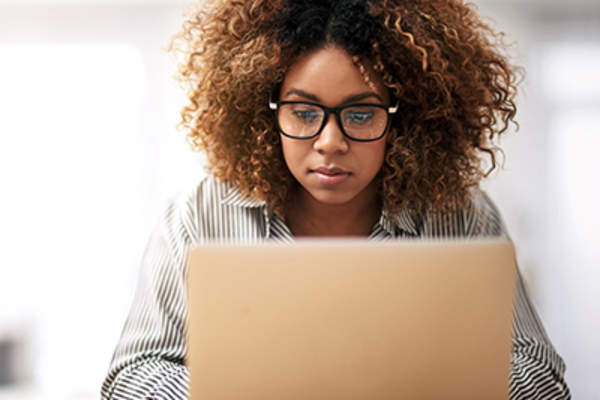 在笔记本电脑上做研究的女人。