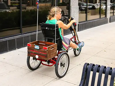 女人骑着成人三轮车。