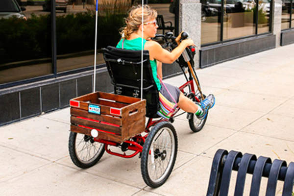 女子骑三轮车成人。