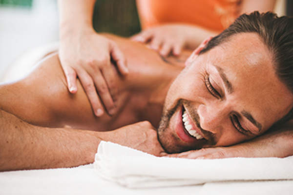 在水疗中心做按摩的微笑男人。