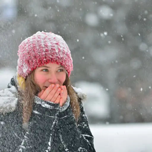 女人在雪中冷若冰霜。