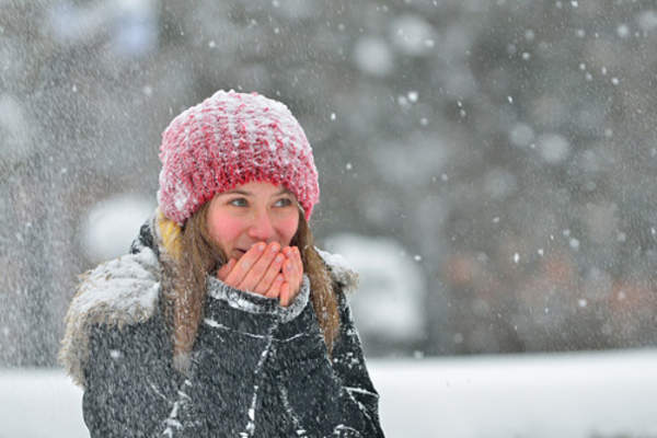 雪景中的女人很冷。