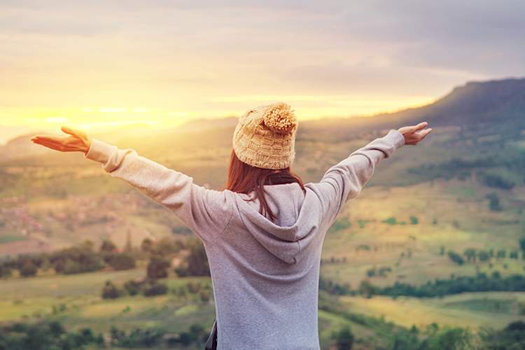 与她的胳膊伸出的女人。