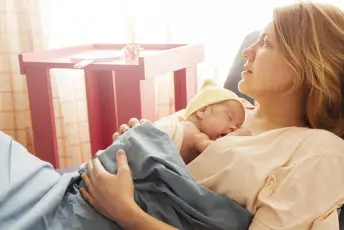 医院的母亲和新生儿。