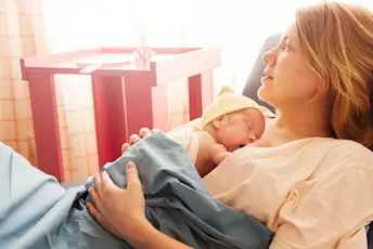 医院的母亲和新生婴儿。