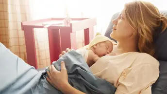医院的母亲和新生婴儿。
