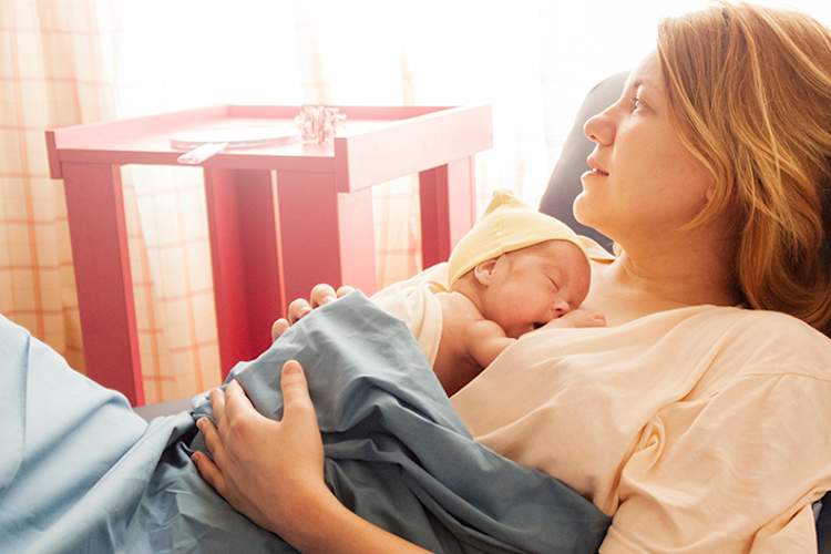 母亲和刚出生的婴儿在医院里。