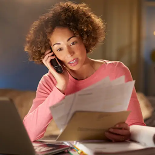 电话的妇女与顾客服务谈话。