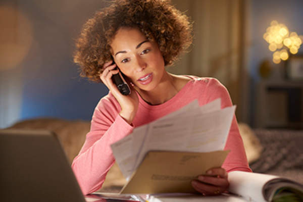 在电话交谈女人对客户的服务。