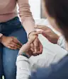 医生检查病人的手腕