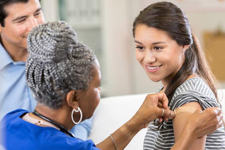 注射流感疫苗后微笑的少女。