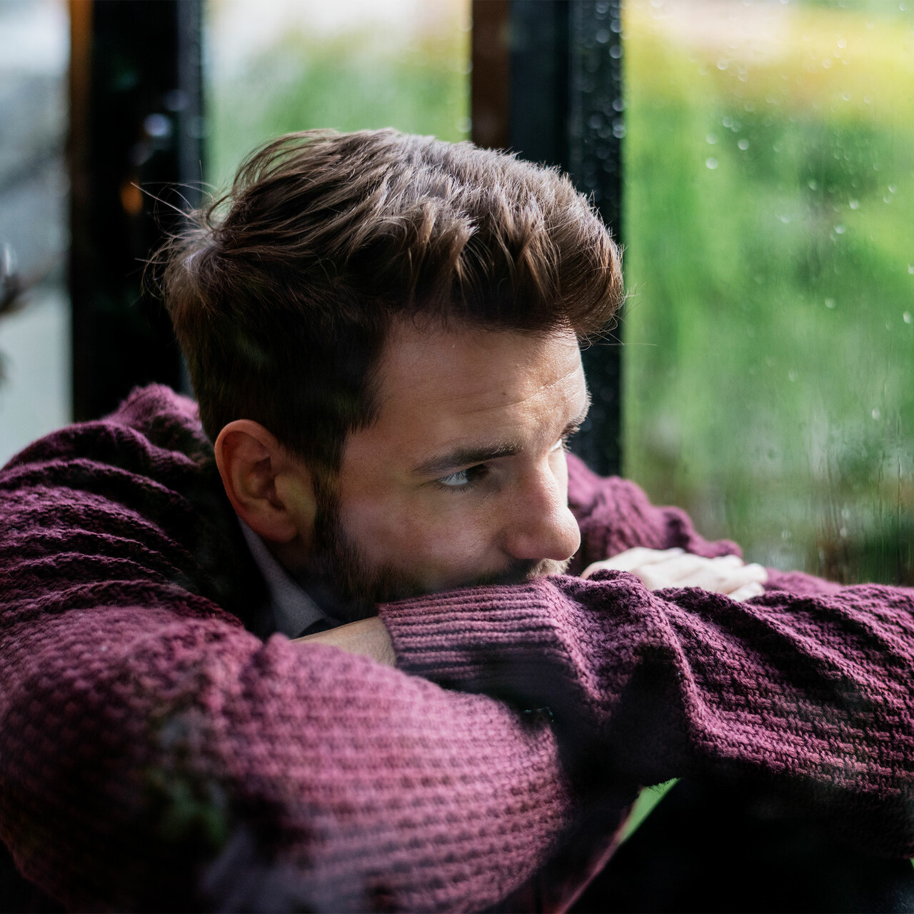 一个悲哀的人看起来的一个窗口