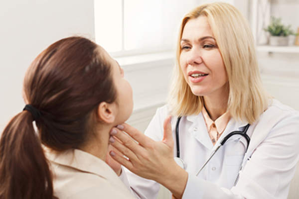 女子让她的甲状腺医生检查。