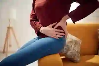 一个女人抱着她的臀部