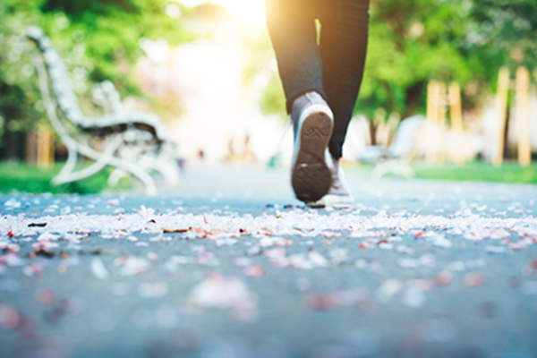 女人走在公园。