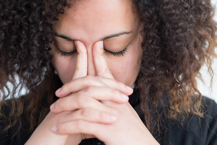 女人不高兴回答问题。