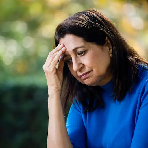 头痛的女人 -  Istock-1202531767