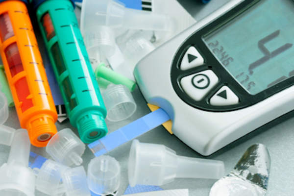 低血糖读数和胰岛素笔。