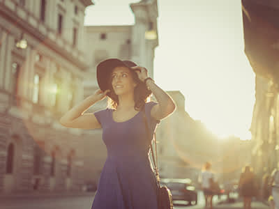 戴太阳帽的女游客。