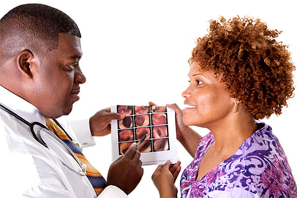 医生讨论与女性患者结肠镜检查结果。